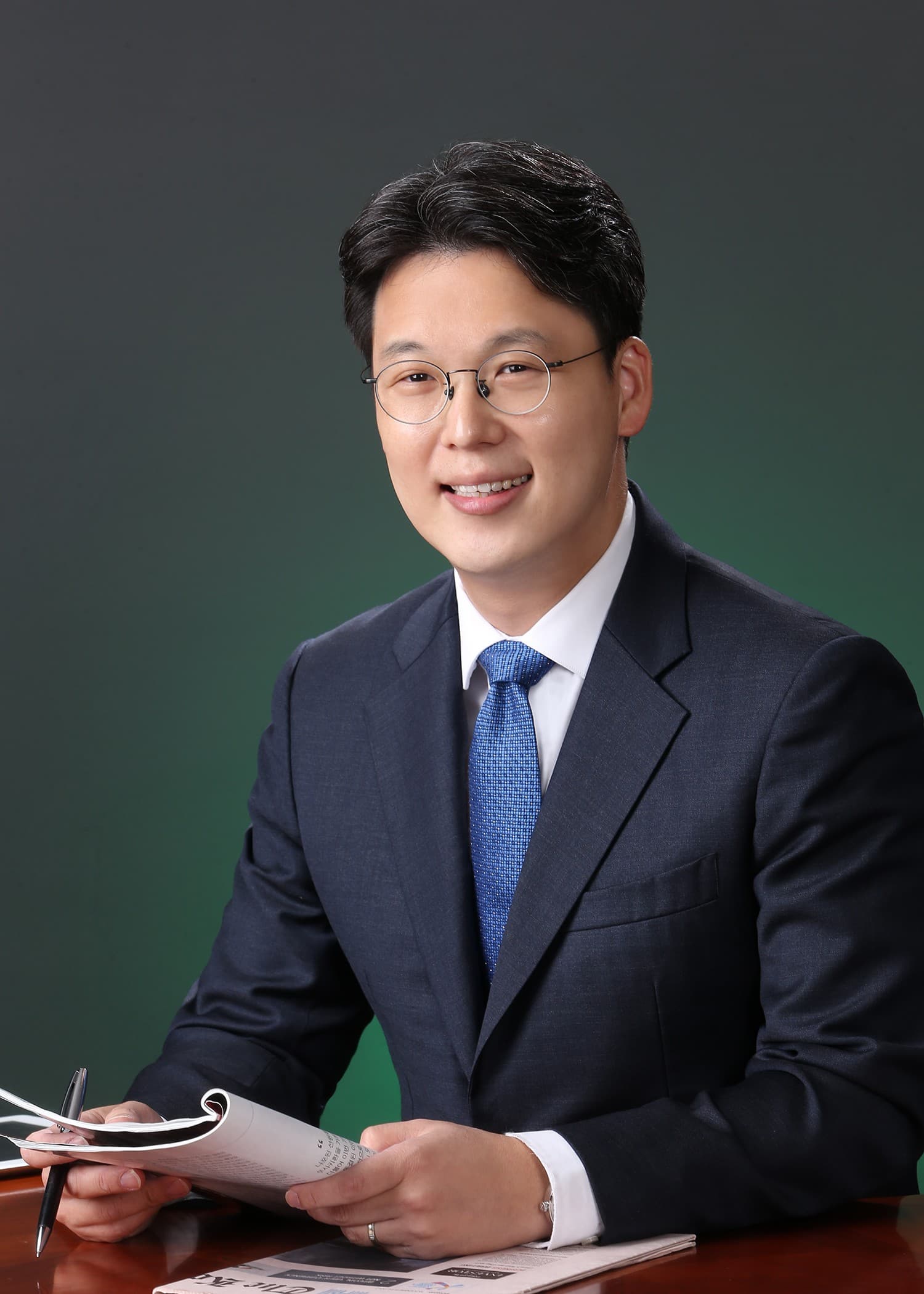 자료를 손에 든 김동영 박사 사진